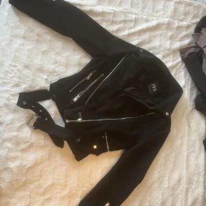 Svart mocka jacka  - Svart mocka jacka från zara , använd väldigt få gånger. 
