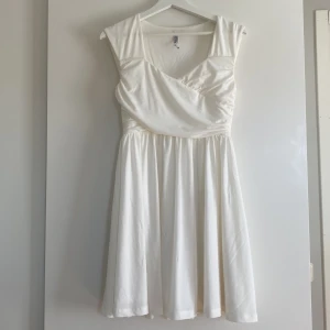 Sommarklänning - Superfin vit skolavslutning/stundentklänning!
