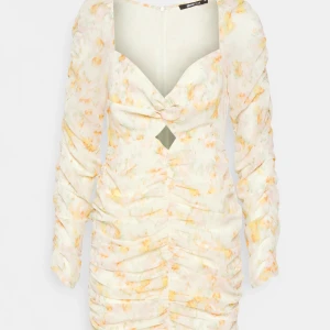 Klänning  - Köpt på Zalando storlek 36 men blev för stor på mig. Nypris 399.  Endast provat.