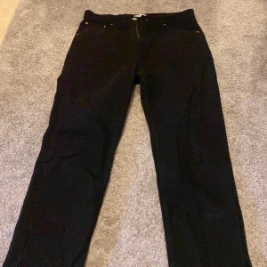 Svarta jeans med slits  - Svarta jeans med slits på båda benen i bra skick!