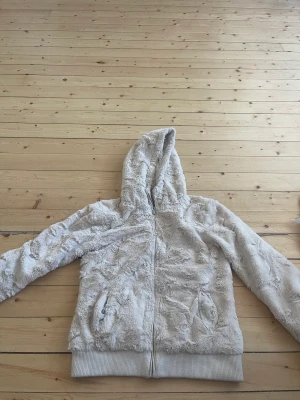 Fluffig jacka - Super skön och mjuk, skönt material. Känns som en XS eller mindre S. Skick 10/10