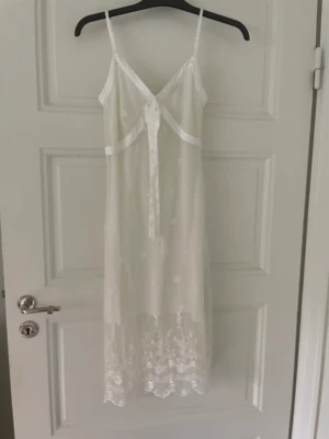 Helt underbar sommarklänning  - Helt underbar klänning perfekt till sommarens tillställningar. Finns litet hål vid dragkedjan på innerklänningen (syns inget alls av det utanpå / när man har den på sig). Därav billigt. 