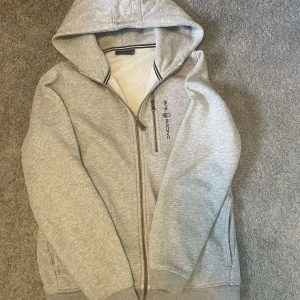 Sail racing hoodie - Säljer denna jättefina tröjan då den inte kommer till användning. 600 - 1200 nypris men säljer den billigt då den inte kommer till andvänding. Sitter nästan perfekt på mig som är uppemot 175