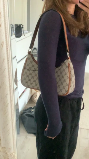 Väska  - Kommer inte till använd och har aldrig används så den är som ny. Köparen står för frakt 