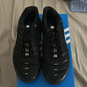 Nike Air Max Plus - Visa din attityd med Nike Air Max Plus – en sko med Tuned Air som ger suverän stabilitet och dämpning. Med originalets vågformade design, TPU-detaljer och luftig mesh på ovandelen hyllar den en unik look. Original kostar 2.2k