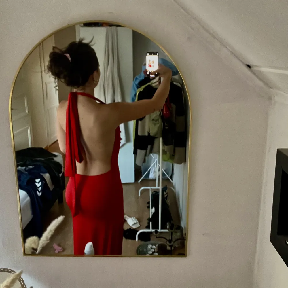 Röd lång klänning med slits och öppen rygg.  Föreslå pris🫶🏼. Klänningar.