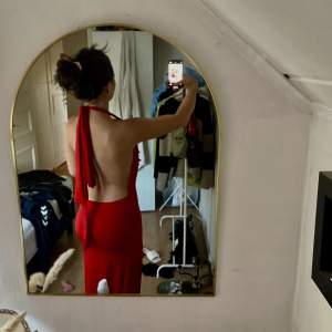 Röd lång klänning med slits och öppen rygg.  Föreslå pris🫶🏼