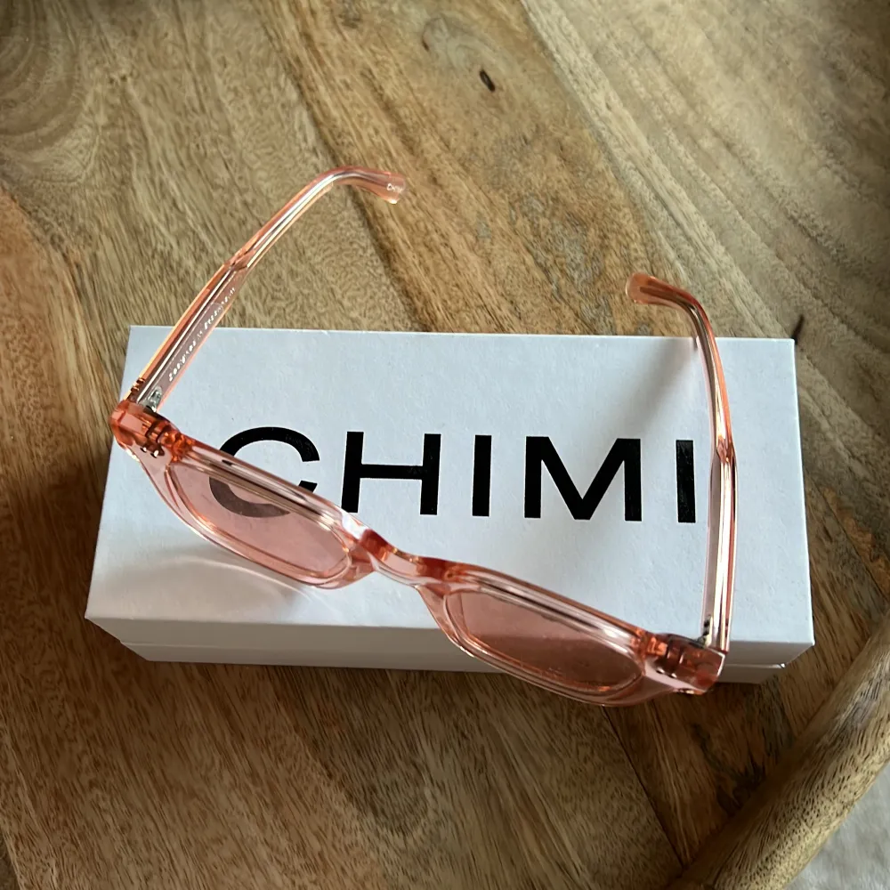 Säljer mina chimi solglasögon i modellen rosa 04, de kommer inte till användning och är använda fåtal gånger.. Accessoarer.
