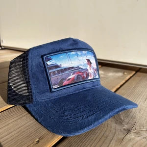 Revenite Mörk blå F1 Keps - Revenite keps köpt 5/5. Helt ny, knappt använd. Samma postpaket som Revenite använder. Bara tagit ut testat lite o sen tagit bilder. Gillar inte färgen samt hur den sitter på huvudet. 