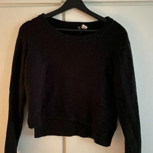Stickad svart tröja i croppad modell - Medeltjock stickad svart tröja i croppad modell  Storlek XS  Använd men i gott skick! 