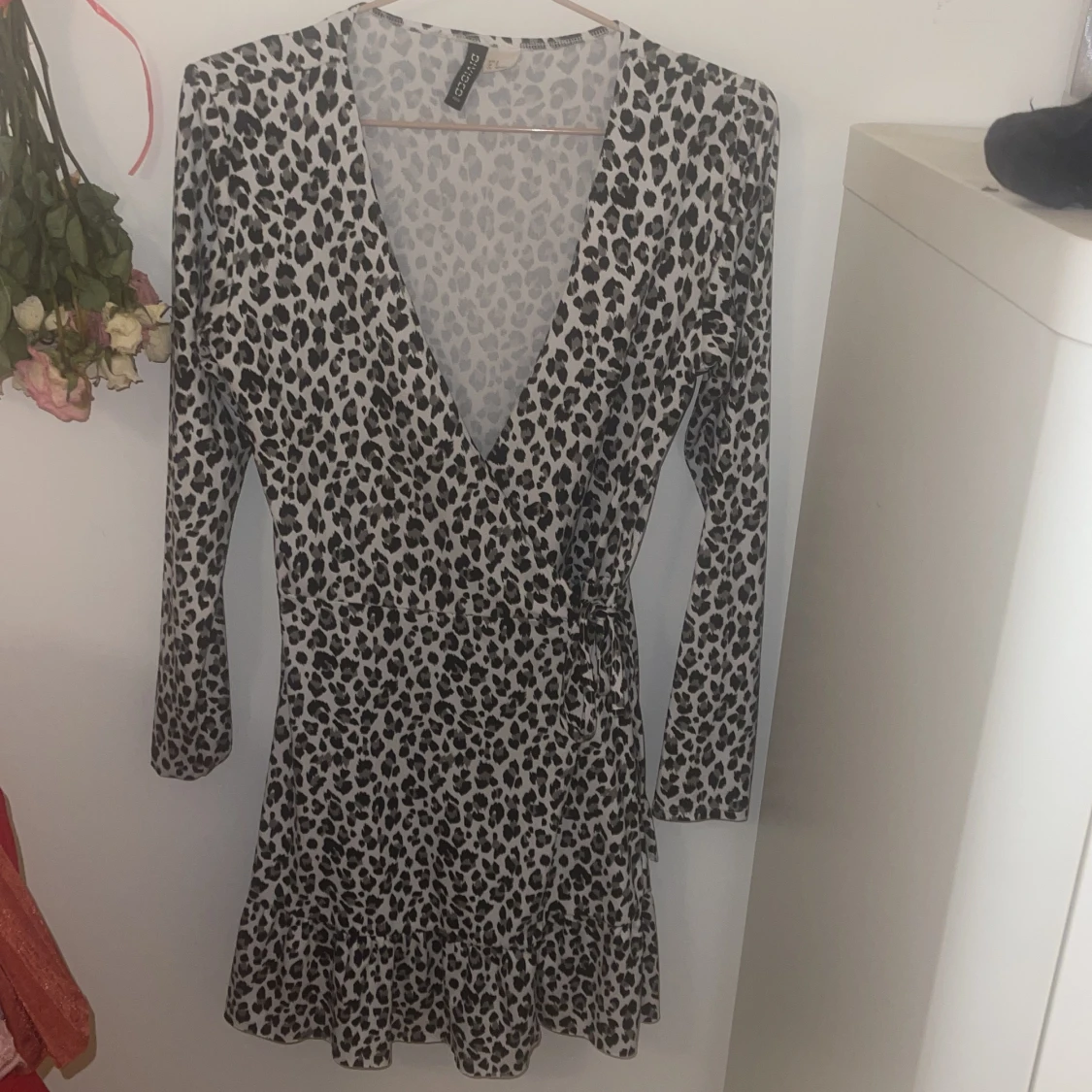 Omlottklänning i leopard  - 90