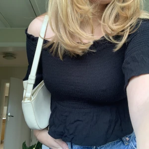 Söt croptop - En gullig croptoped smock och volanger runt midjan samt ärmslutet 💘