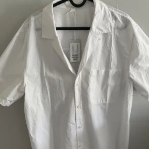 Skjorta - Säljer denna kortärmade skjorta från cos  Aldrig använd Kostar 490 men säljs för endast 200