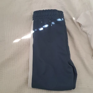 3 pack  - Den blåa är i storlek 98/104 Den vita tröjan 9/12 M Och dom beiga är i 9/12M Säljer alla för 100 kr men en för 40 kr 