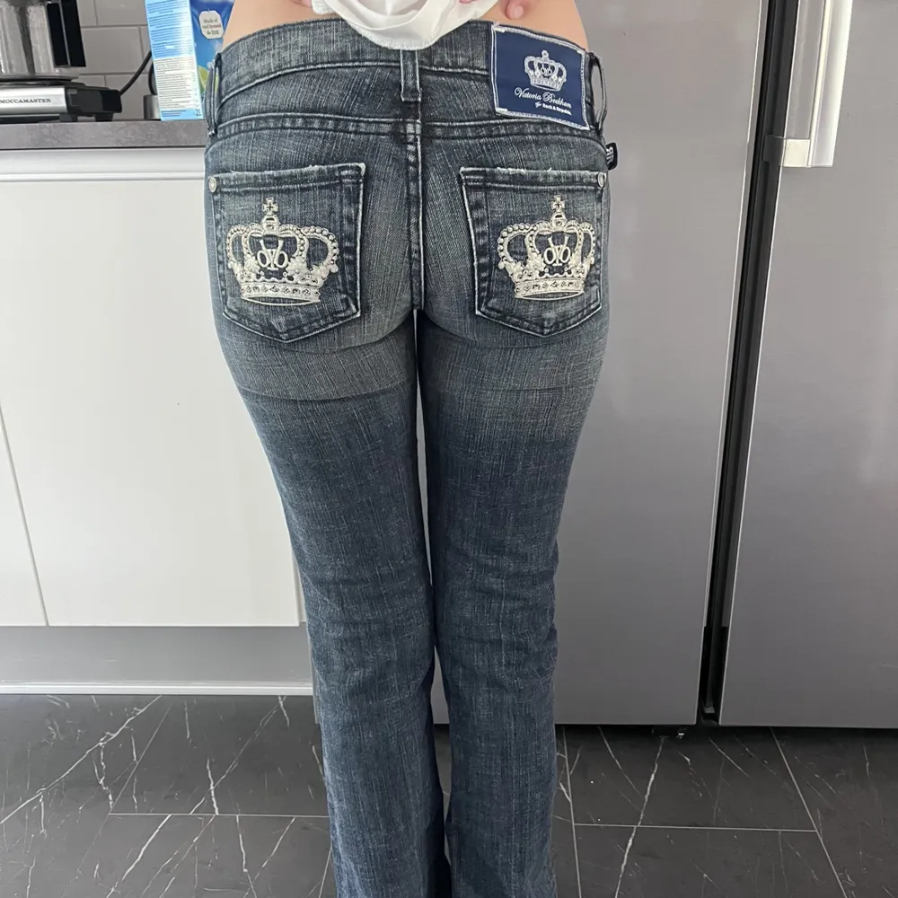 Säljer dessa as coola och fina jeans som jag tyvärr inte får någon användning av. De är köpta på plik men är i ett super fint skick!. Jeans & Byxor.