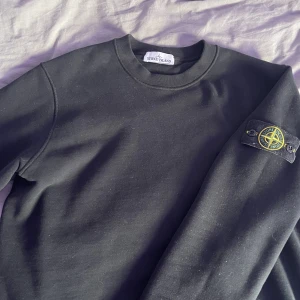 Stone island tröja - Stone island tröja, skick 9/10, kom dm för fler frågor💚