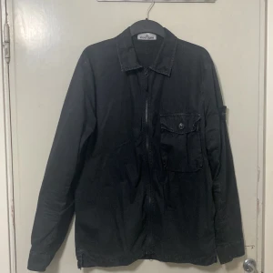 Stone island overshirt - Använd Stone Island overshirt i bra skick, lite urtvättad men inget som ser dåligt ut. Nypris 3100:-. köpt våren 2020.