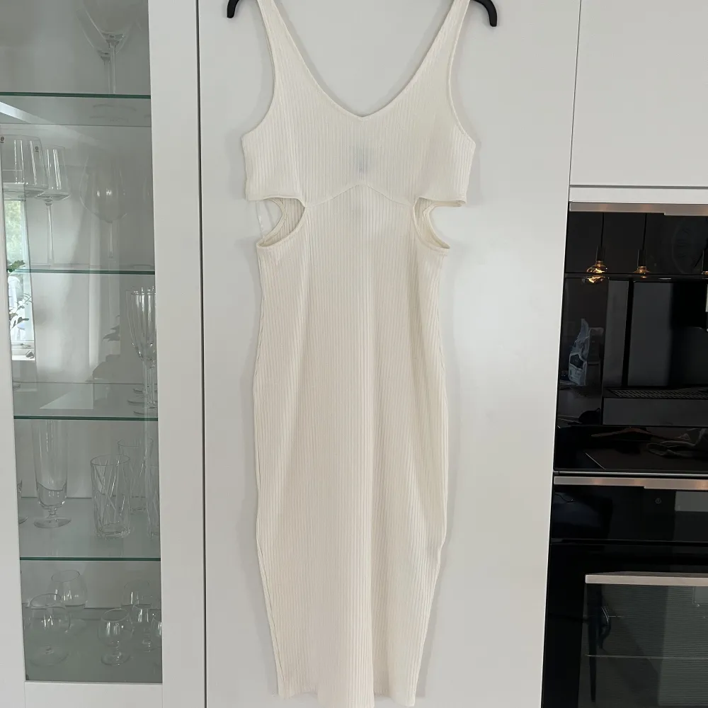 Jättefin vit långklänning med cut-out detaljer. Köpt på H&Ms hemsida men var tyvärr för stor och hann inte lämna tillbaka, därav oanvänd med prislapp kvar! Dessutom slut på hemsidan. Säljer för 149kr + frakt.💕. Klänningar.