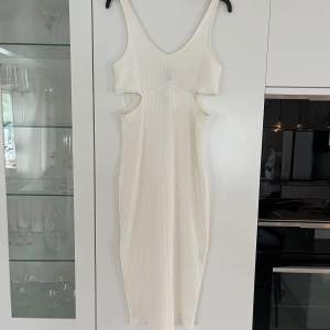 Jättefin vit långklänning med cut-out detaljer. Köpt på H&Ms hemsida men var tyvärr för stor och hann inte lämna tillbaka, därav oanvänd med prislapp kvar! Dessutom slut på hemsidan. Säljer för 149kr + frakt.💕