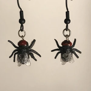 Flug örhängen🪰 - Örhängen med små flugor🪰 Handgjorda! Hela är Ca 3cm🌱