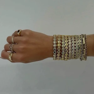 Lisa Gozlan - Fick precis hem mitt armband från Lisa gozlan som tyvärr var för liten. Köpte den i size 6’ (kids size). Säljer den för samma pris då den är inpaketerad och helt ny. 