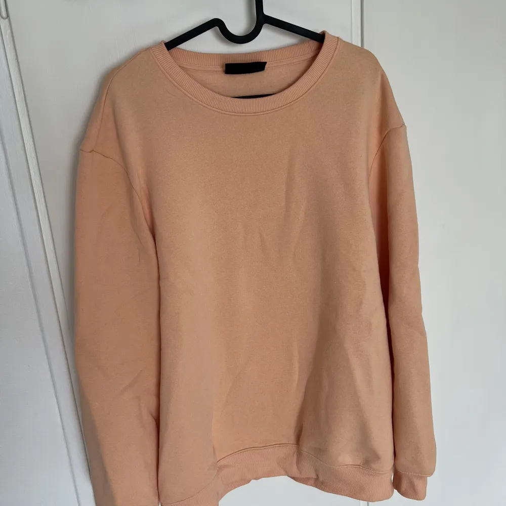 En sweatshirt i färgen peach. Inte använd alls mycket och är nästan som ny.. Tröjor & Koftor.
