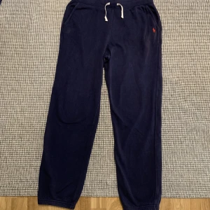 Ralph Lauren Mjukisbyxor - Nypris är 1200 kr. Byxorna är i fint skick och de är mycket sköna.