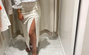 Linne kjol - Säljer helt ny linne kjol från Stradivarius med prislappar på. Storlek 40 passar 38. 