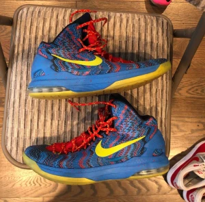 KD 5 Christmas 🎅🏽🎄  - KD 5 ” Christmas ” i riktigt bra skick.  Skor tvättas innan utskick 👟  Pris kan diskuteras vid snabbköp 💵