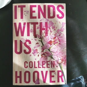 Bok - Säljer den populära boken ”it ends with us”, i bra skick 🦋 baksidan på boken finns att läsa i andra bilden, hör av er vid minsta intresse eller funderingar 🫶 kostnad för frakt tillkommer, se fraktalternativ nedan 📦