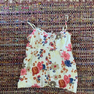 Fint sommar linne  - Super fint sommar linne i olika färger med blommor på. Man kan ändra längden på banden. 😁