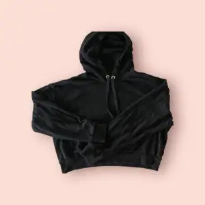 Cropped black hoodie from H&M divided section.  Used Condition 🌸