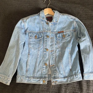 Jeansjacka  - Köpt secondhand men är i bra skick! Stl M, men är LITEN i storlek!! Säljer pga för liten för mig (har vanligtvis M på jackor) 