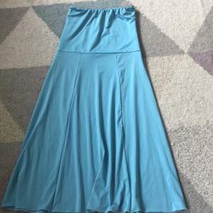 blå klänning utan axelband. köpt secondhand men aldrig använt. skulle säga passar ca S. hela klänningen är ca 85 cm. 