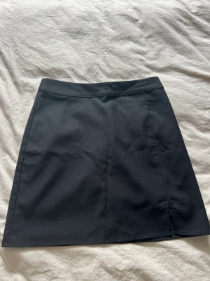 Minikjol - Säljer denna fina enkla kjolen från Bikbok då den är lite för stor för mig. Endast använd en gång och den är i toppskick! 💗