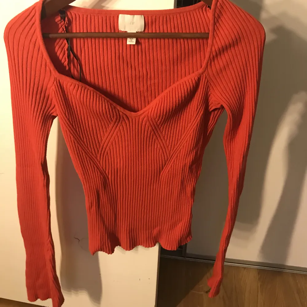 En långärmad röd tröja från hm som jag inte använder längre . Toppar.