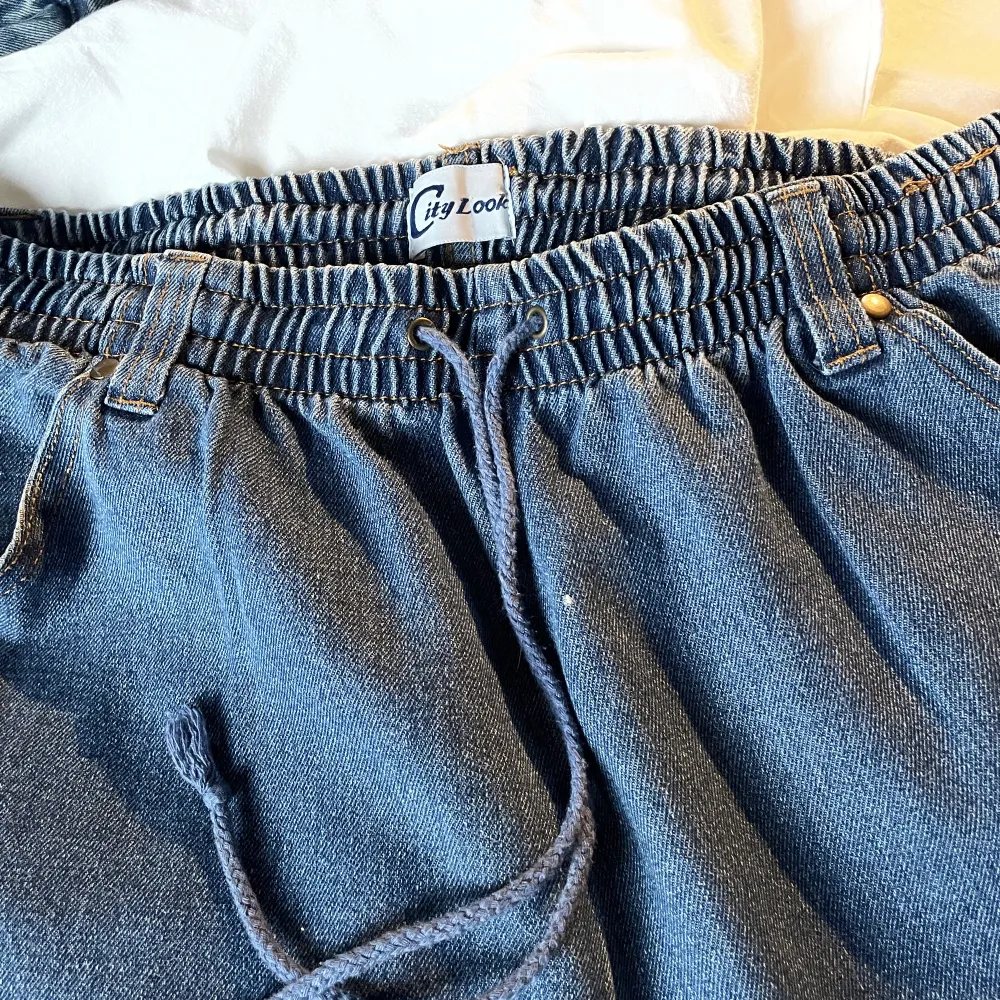 Baggy ”jeans” med snörning, tunnare jeans köpta på second hand . Jeans & Byxor.