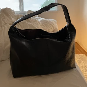 Svart läderväska  - Helt oanvänd väska köpt på secondhand!  Fejkläder  Väldigt rymlig väska!! 