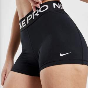 Jag säljer mina Nike Pro shorts då jag har köpt de i för liten storlek. Helt oanvända och i nyskick. Jätte sköna och bra tränings shorts!!