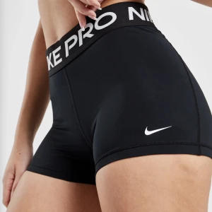 Nike PRO shorts  - Jag säljer mina Nike Pro shorts då jag har köpt de i för liten storlek. Helt oanvända och i nyskick. Jätte sköna och bra tränings shorts!!