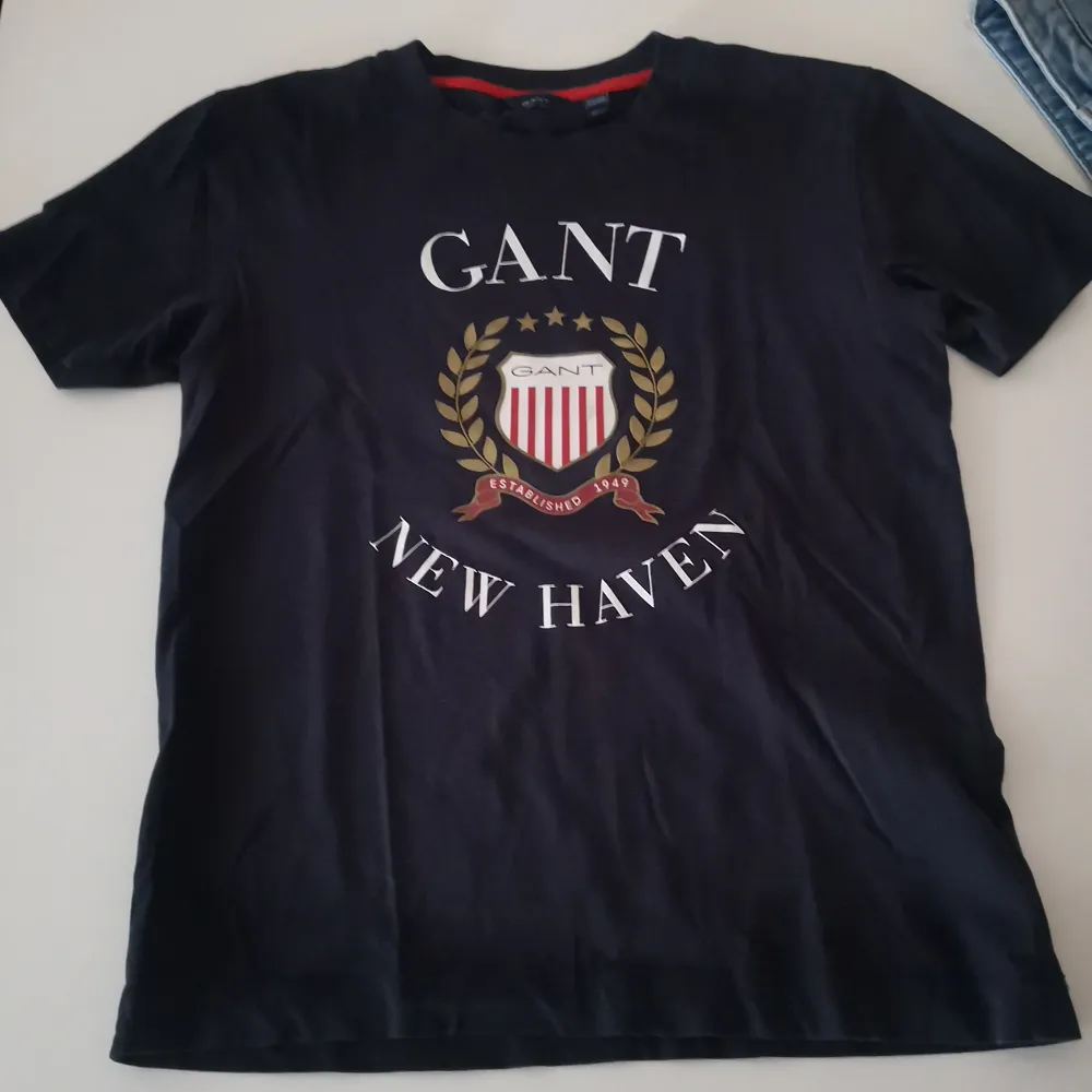 en skjorta i fint skick användt 2 gånger lyle scot. En t shirt från lyle scot jätte fin och en Gant t shirt. storlekar 13-14.. T-shirts.