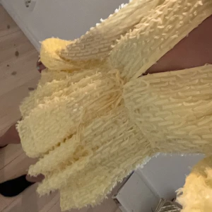 Sommarklänning  - Säljer denna super fina klänningen från NA-KD som tyvärr aldrig kommit till andvändning, köpt i våras och är i st. 32💗