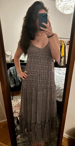 Klänning - Jättefin lång klänning från zara som inte kommer till användning. Skriv för bättre bilder. Köp direkt för 150kr