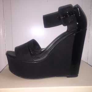 Klackskor - Storlek 37  Kom med bud