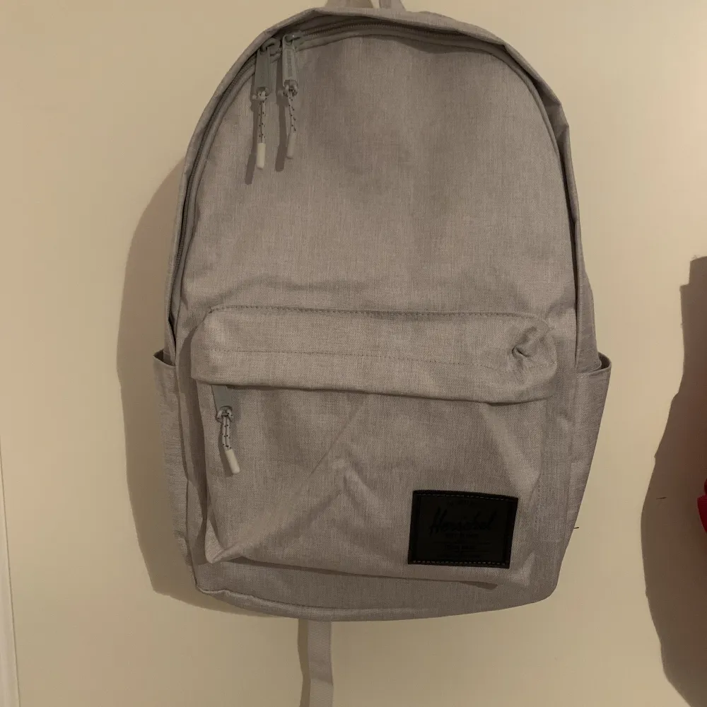 Inte använd och prislappen sitter fortfarande på. Skulle rekommendera denna till någon som går en utbildning/jobbar där de måste använda sig av en dator för den här har väldigt bra utrymme och är ganska stor.. Laukut & Käsilaukut.