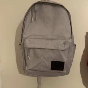 Ryggsäck  - Inte använd och prislappen sitter fortfarande på. Skulle rekommendera denna till någon som går en utbildning/jobbar där de måste använda sig av en dator för den här har väldigt bra utrymme och är ganska stor.