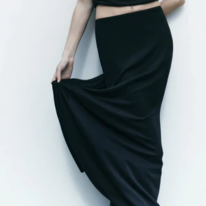 Maxikjol  - Oanvänd low waist maxikjol från zara i storlek M, slutsåld! Nypris 399🥰