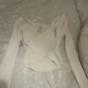 Tröja - Använt tröjan 1-2 gånger. Ingen skada på den. Använder inte den och vill bara bli av mig med den . Storlek S köpt från pull and bear då jag köpte den för 300kr men nu inte finns kvar att köpa i butik 