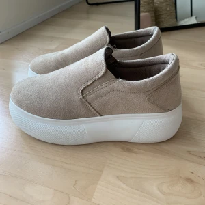 Sneakers med hög sula  - Sneakers med hög sula från Nelly i storlek 39, rosa/beiga i färgen 