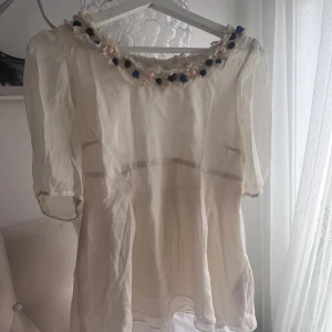 Blus - Säljer nu denna superfina blus🤍🌟